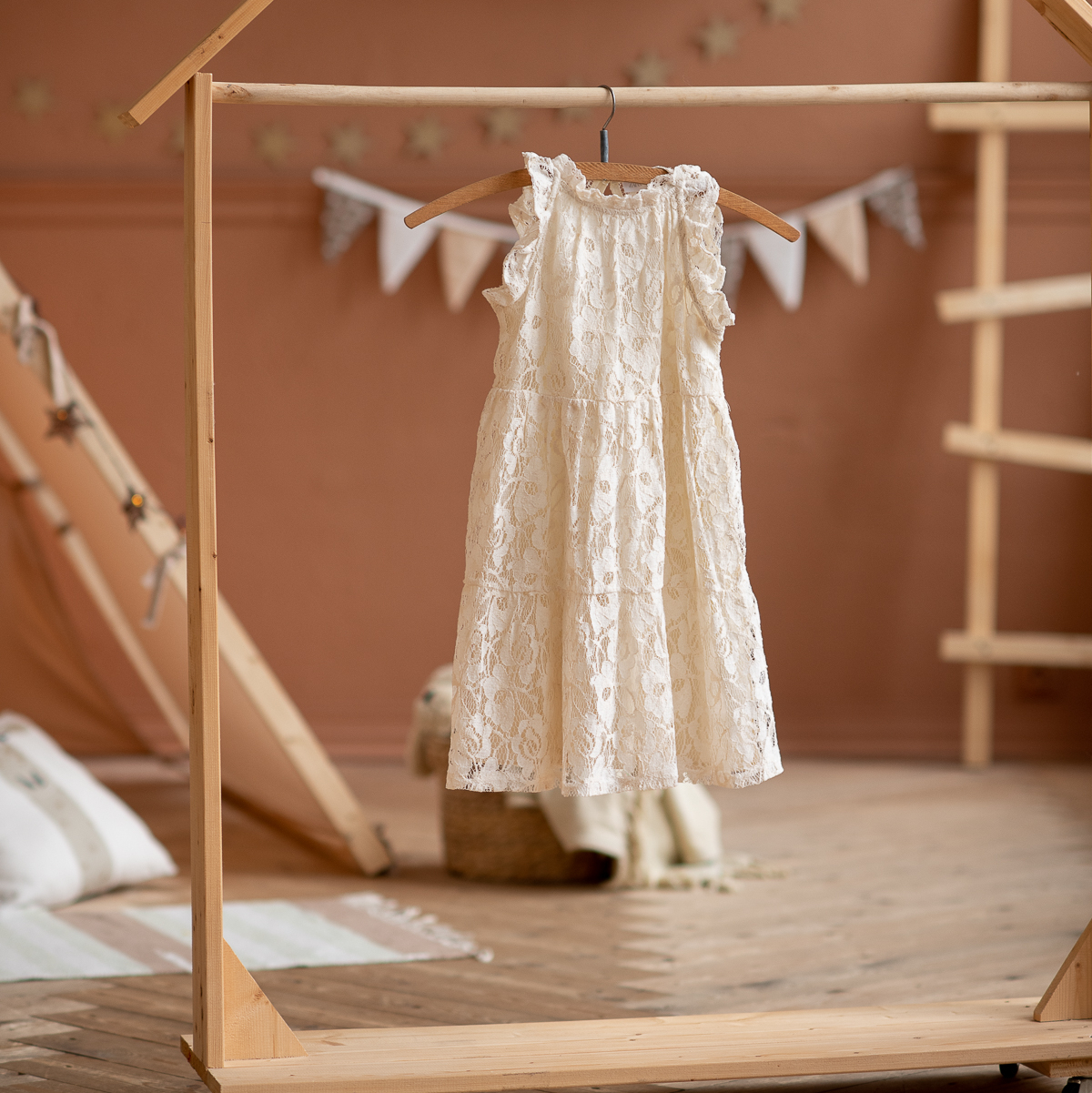 Платье кружевное р.116