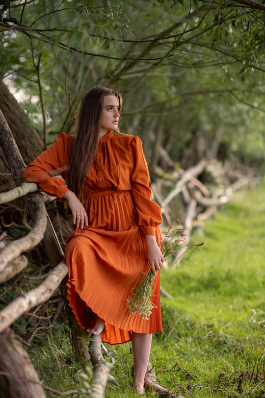 Платье оранжевое с плиссированной юбкой р.S-M