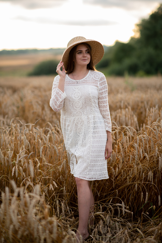 Кружевное платье с рукавом р.M