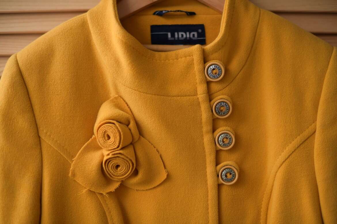 Пальто жёлтое р. S