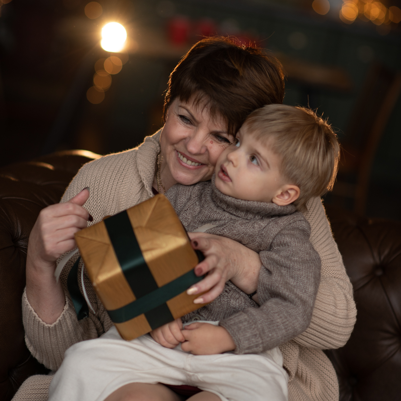 Свитер с горлом р.104