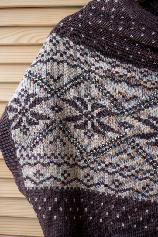 Свитер коричневый с орнаментом