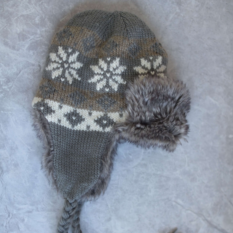 Шапка с косичками