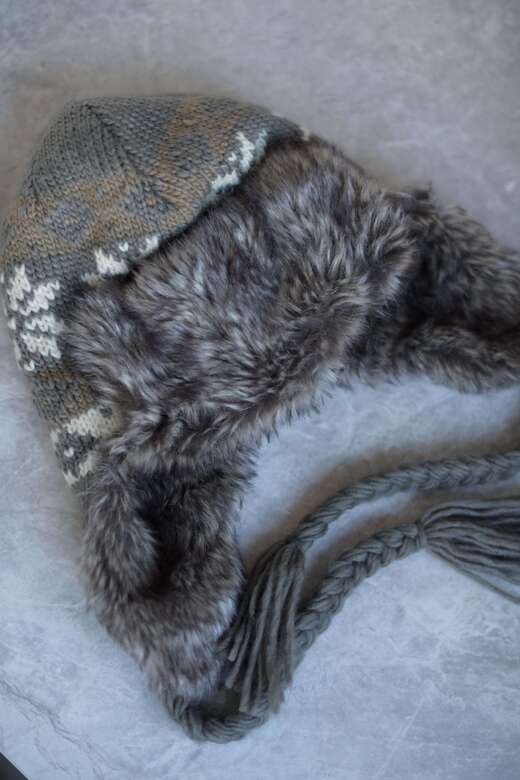 Шапка с косичками