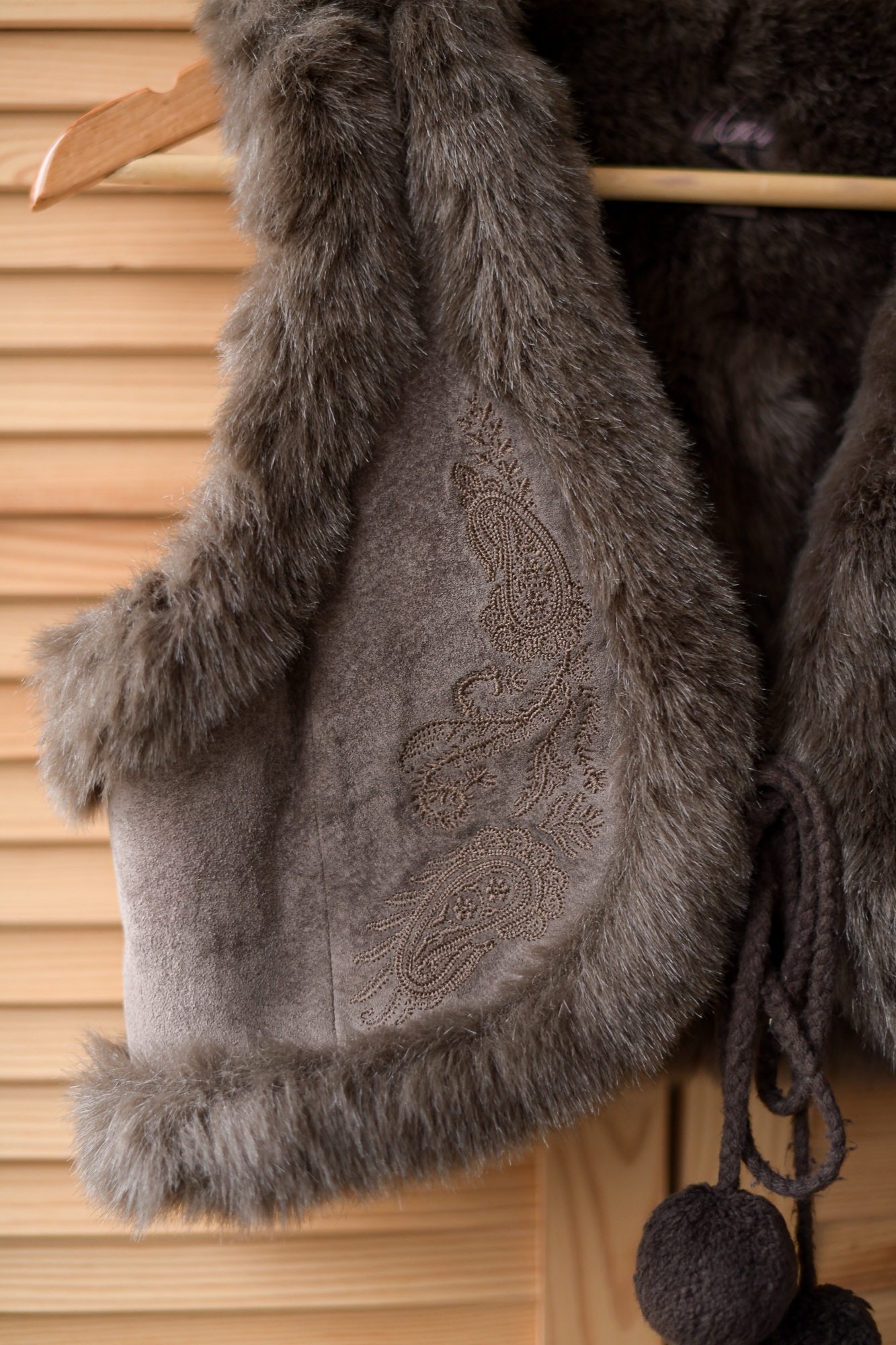 Жилетка с мехом р. 128-134