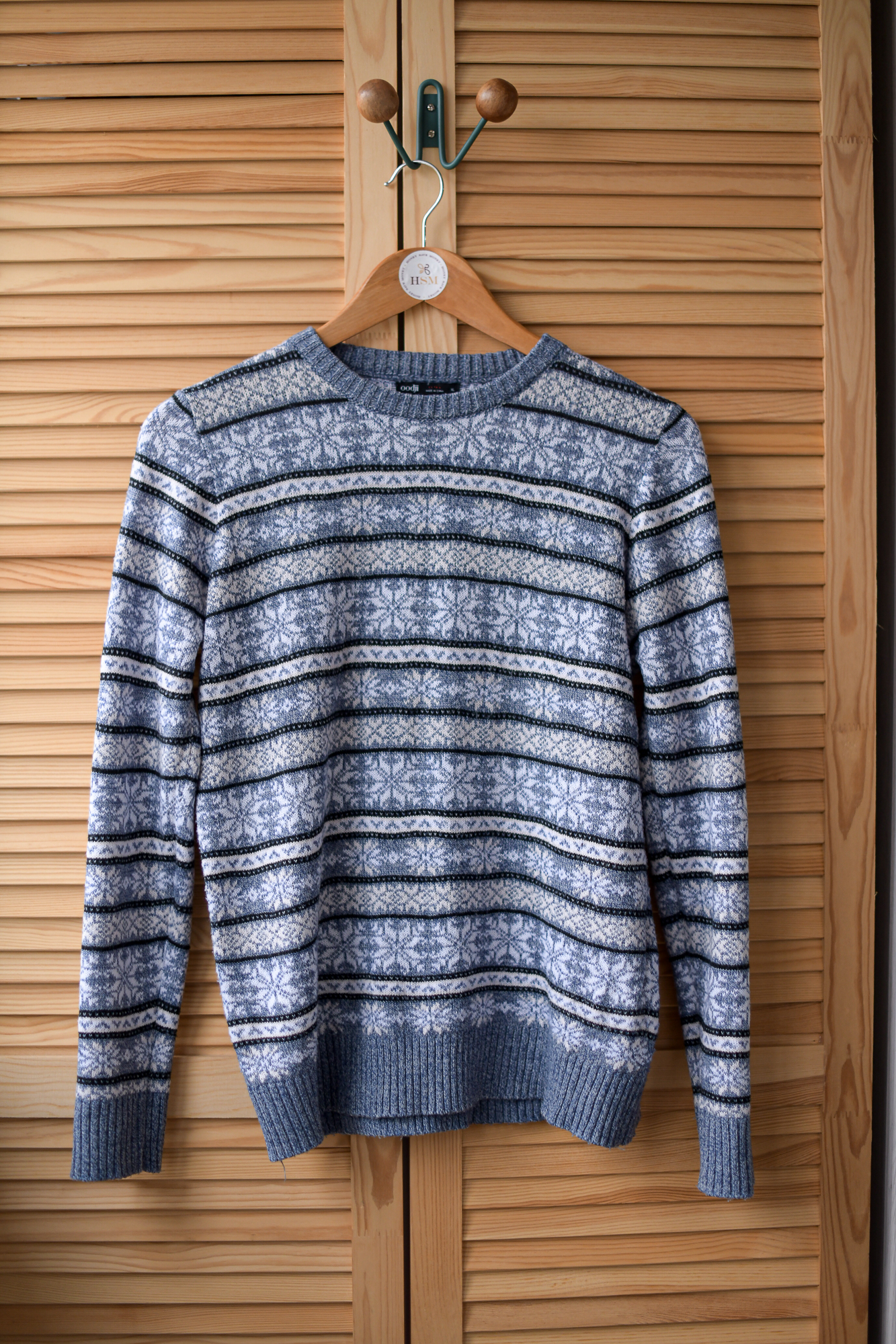 Свитер с голубым орнаментом р. M