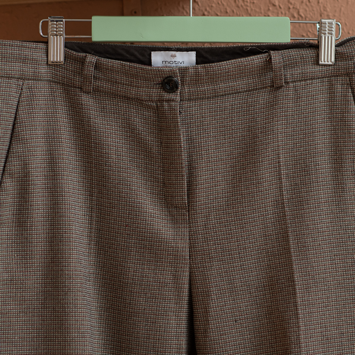 Брюки с отворотом в клетку