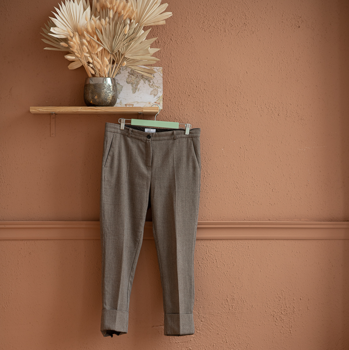 Брюки с отворотом в клетку