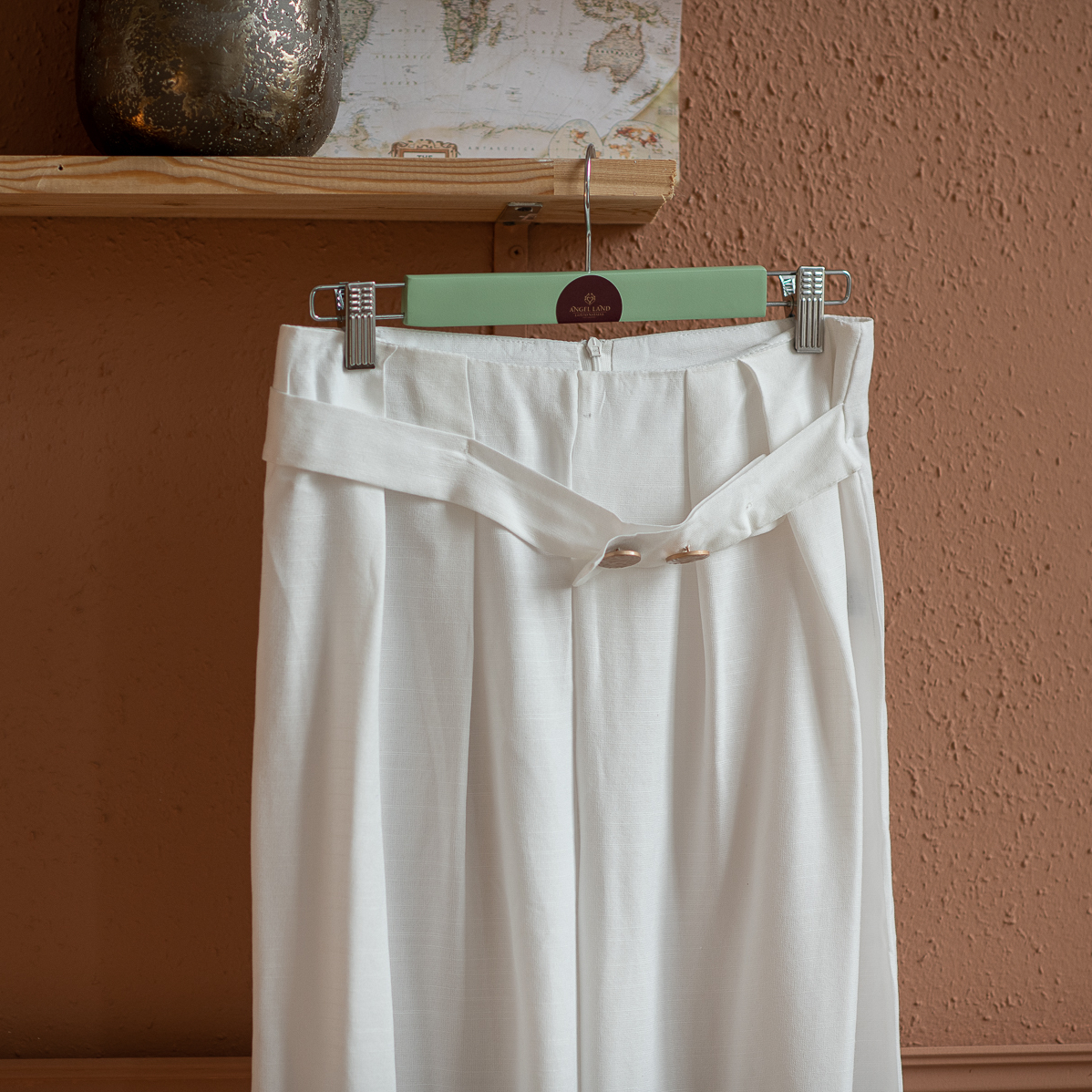 Брюки белые с пуговицами