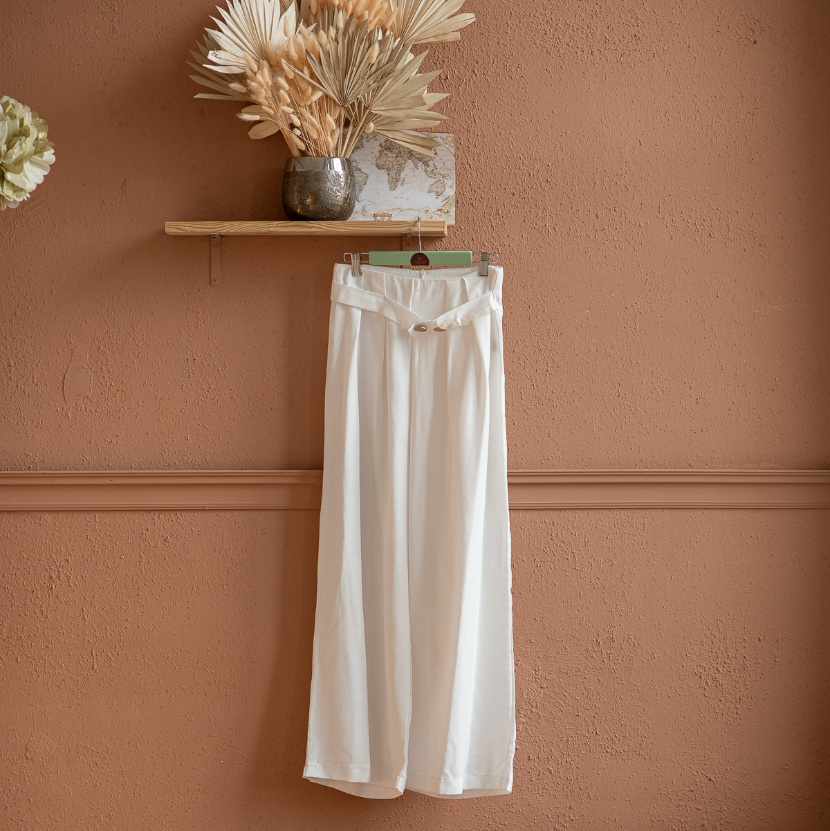 Брюки белые с пуговицами