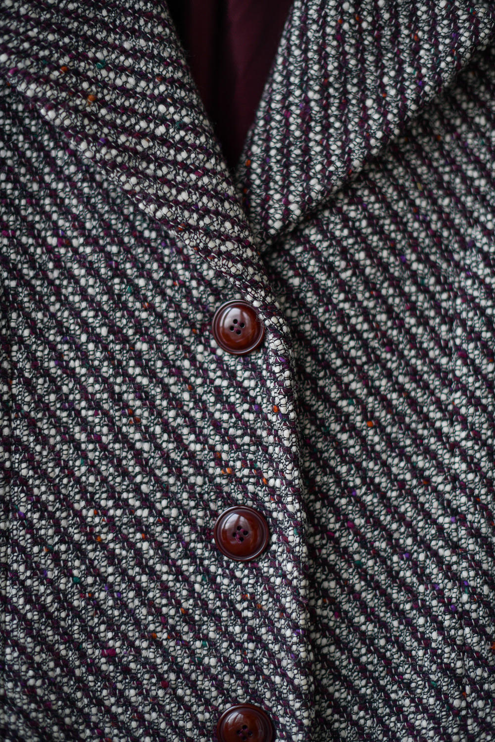 Пальто серое с бордовыми нитками р. S