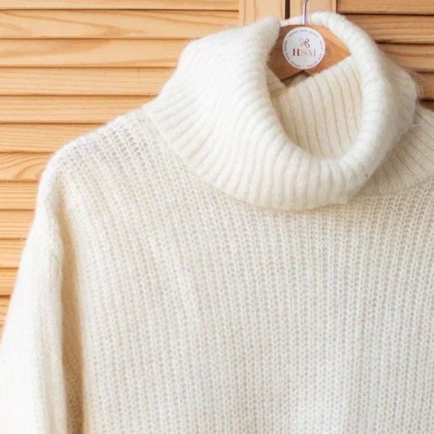 Свитер белый теплый M