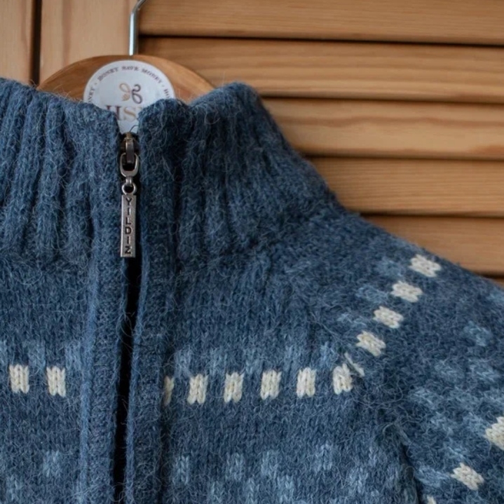 Свитер синий шерстяной.