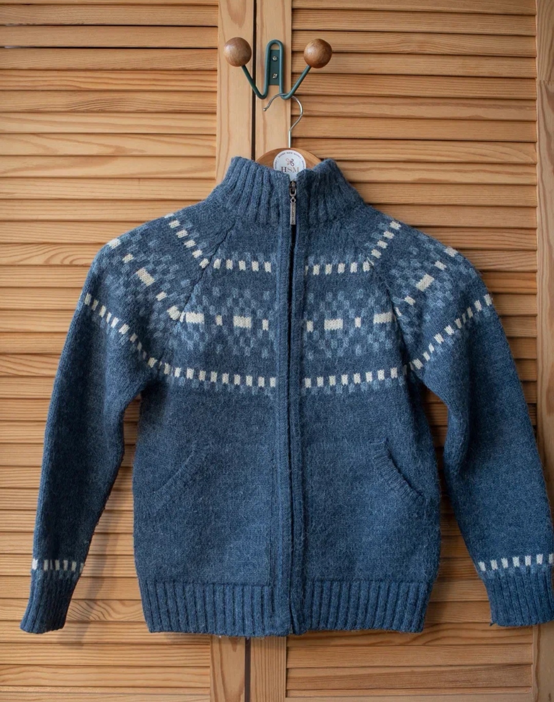 Свитер синий шерстяной.