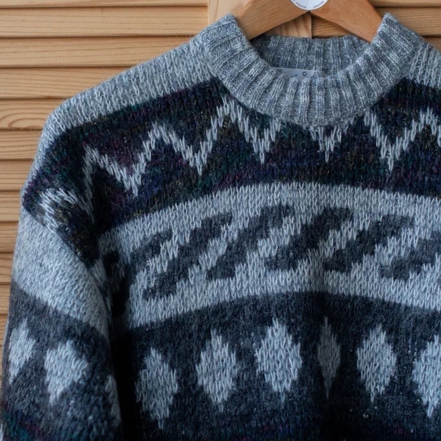 Свитер серый в полоску L