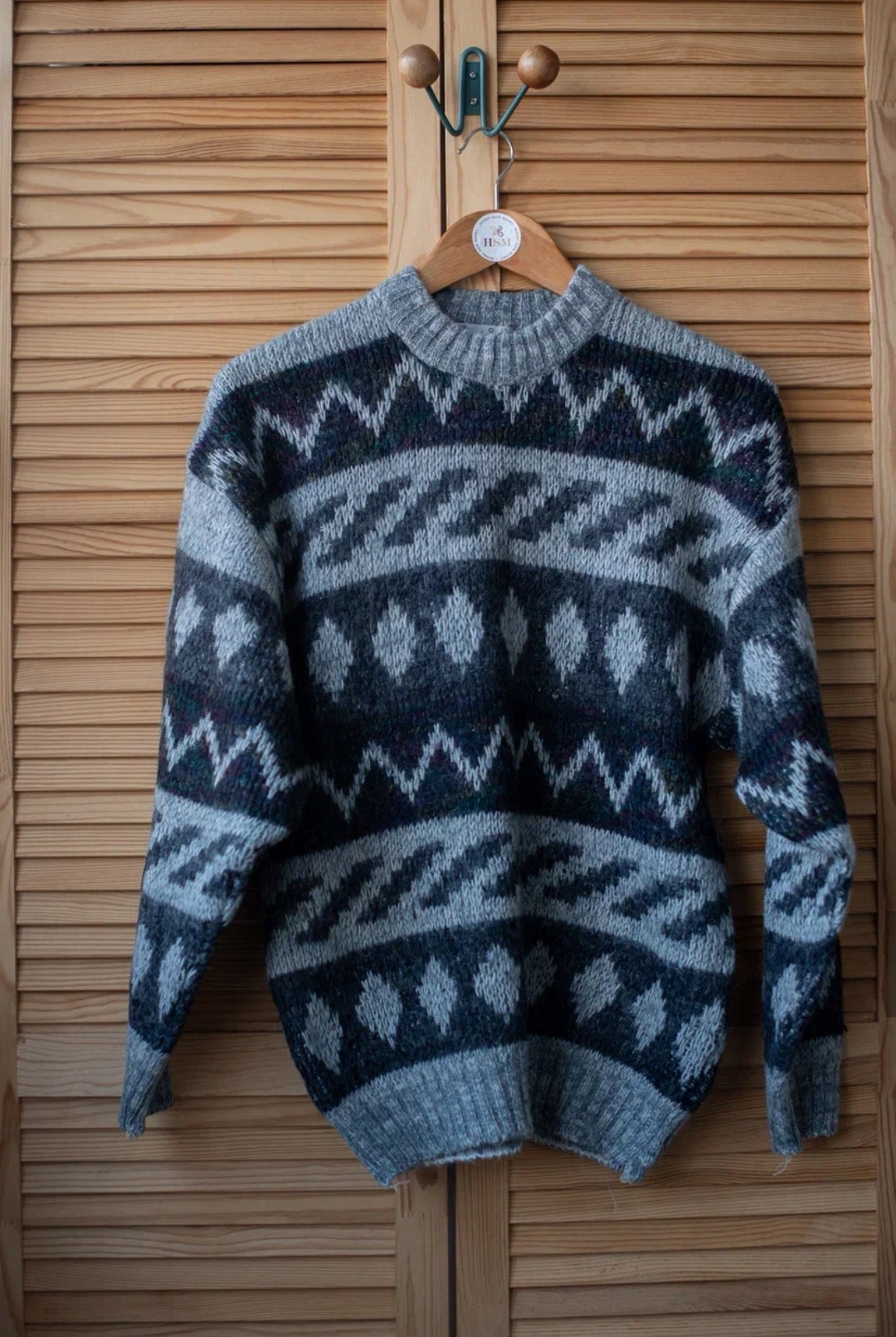 Свитер серый в полоску L