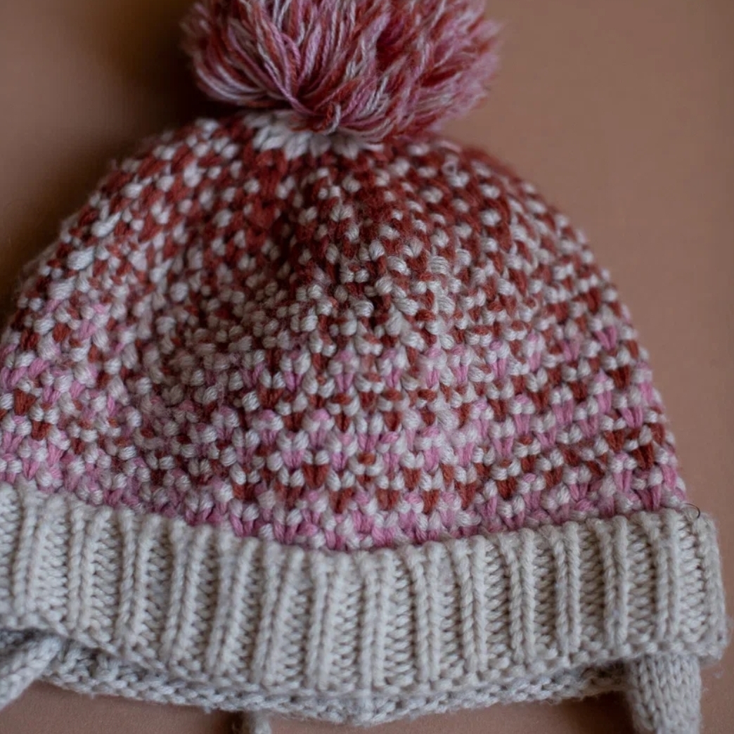 шапка бежево-красная с бубоном