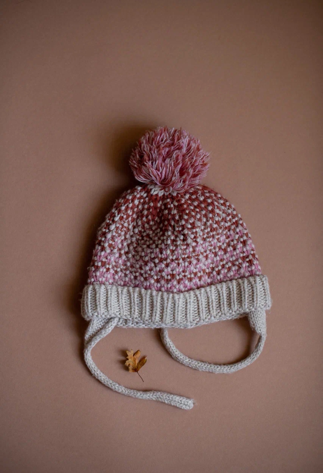 шапка бежево-красная с бубоном