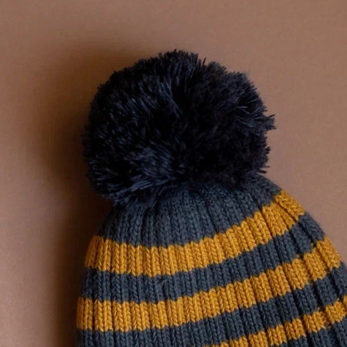 Шапка серо-желтая с бубоном.