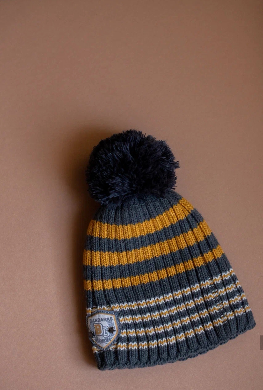 Шапка серо-желтая с бубоном.