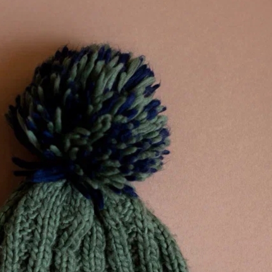 Шапка зеленая с бубоном