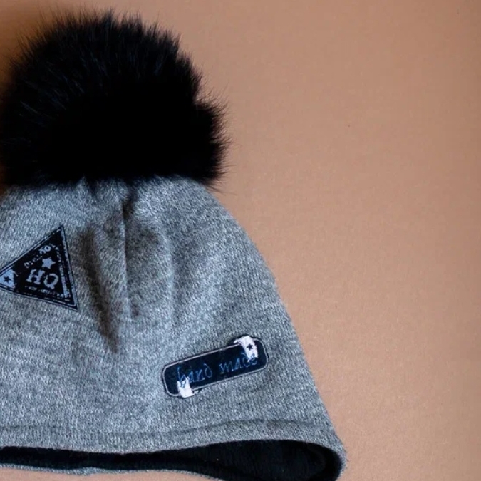 Шапка серая с черным мехом