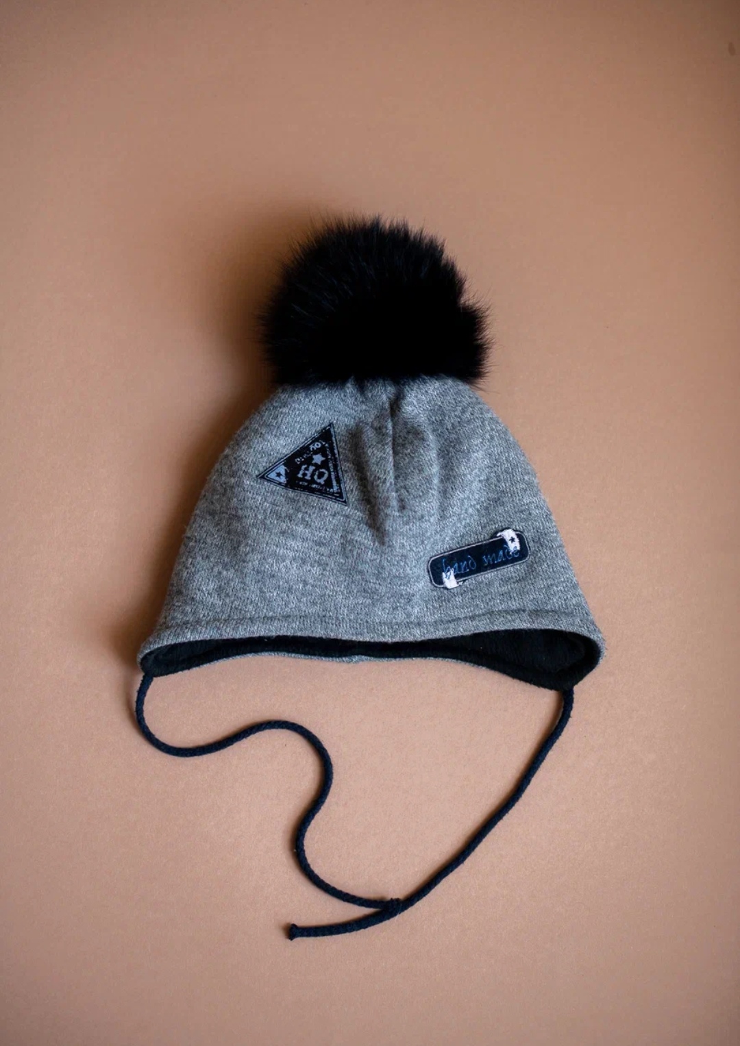 Шапка серая с черным мехом