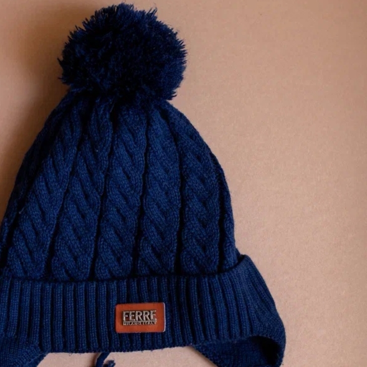 Шапка синяя с бубоном