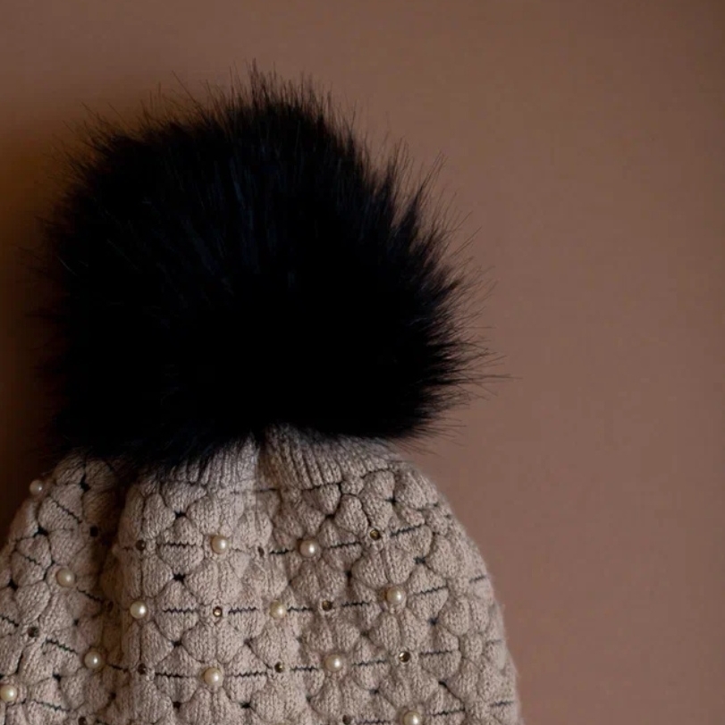 Шапка бежевая с черным мехом