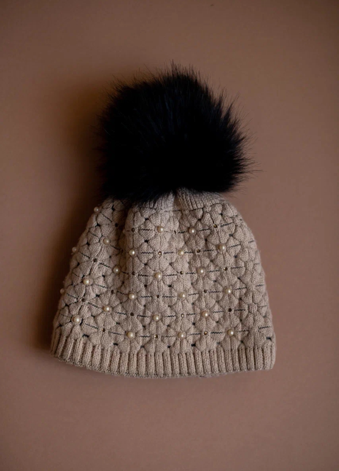 Шапка бежевая с черным мехом