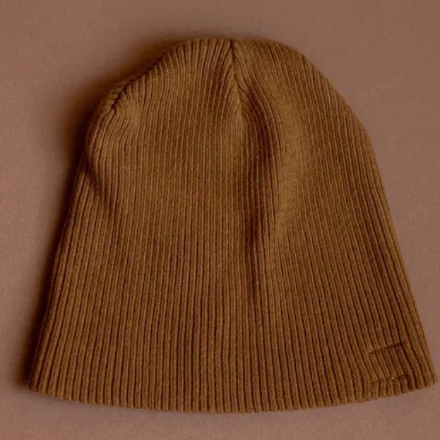 Шапка коричневая .