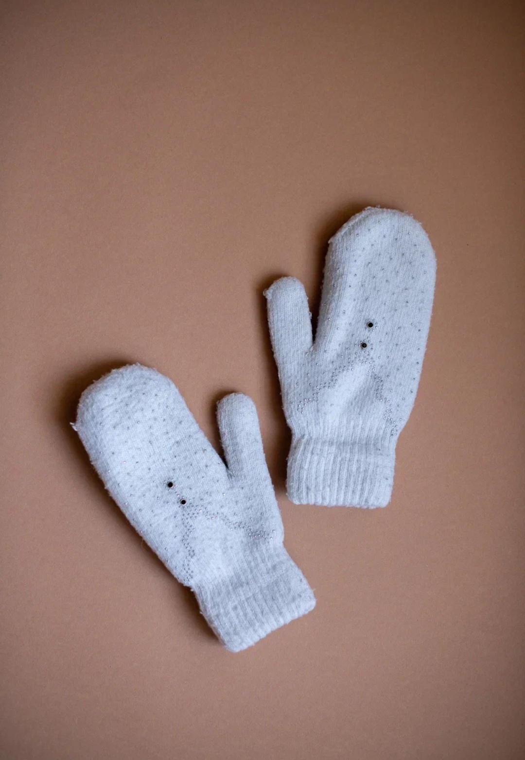 Варежки белые