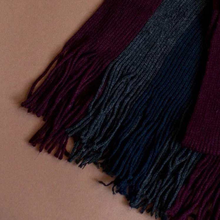 Шарф с кисточками