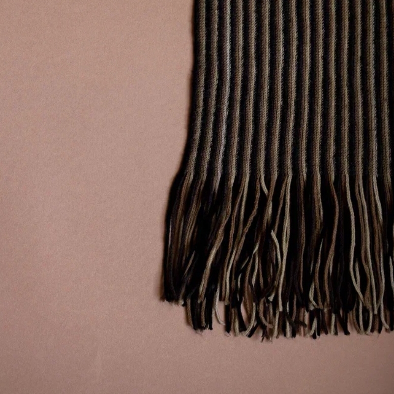 Шарф с кисточками коричневый