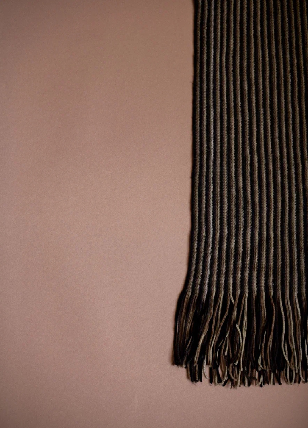 Шарф с кисточками коричневый