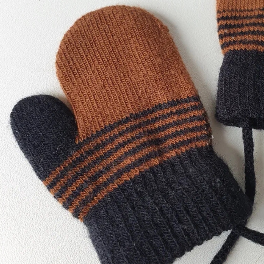 Варежки коричневые на веревочке