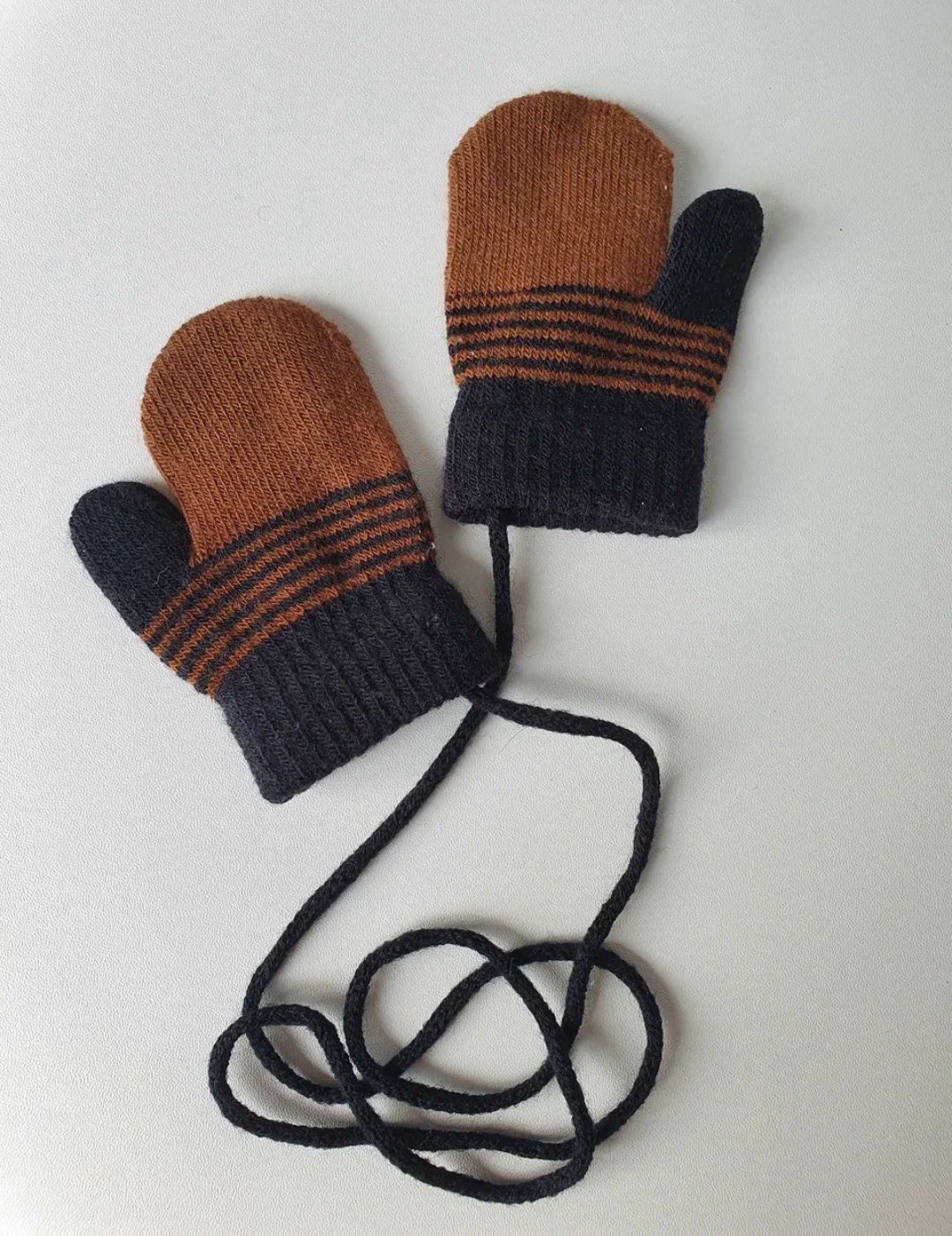 Варежки коричневые на веревочке