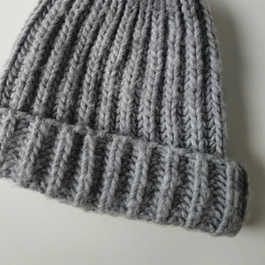 Шапка серая вязаная