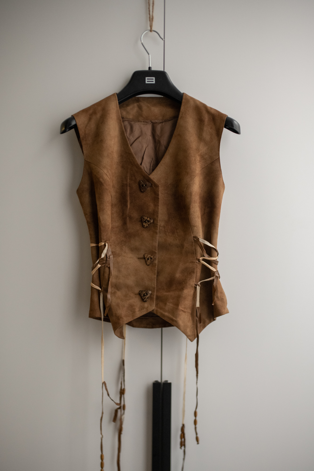 Жилетка замшевая на шнуровке XS-S