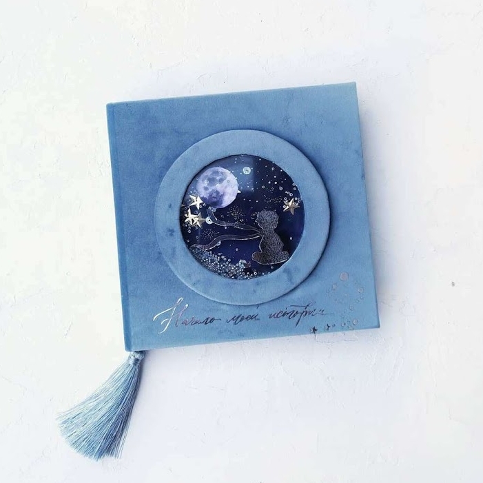 ДЕТСКИЙ ФОТОАЛЬБОМ "МЕЧТАТЕЛИ" СЕРО-ГОЛУБОЙ С ШЕЙКЕРОМ