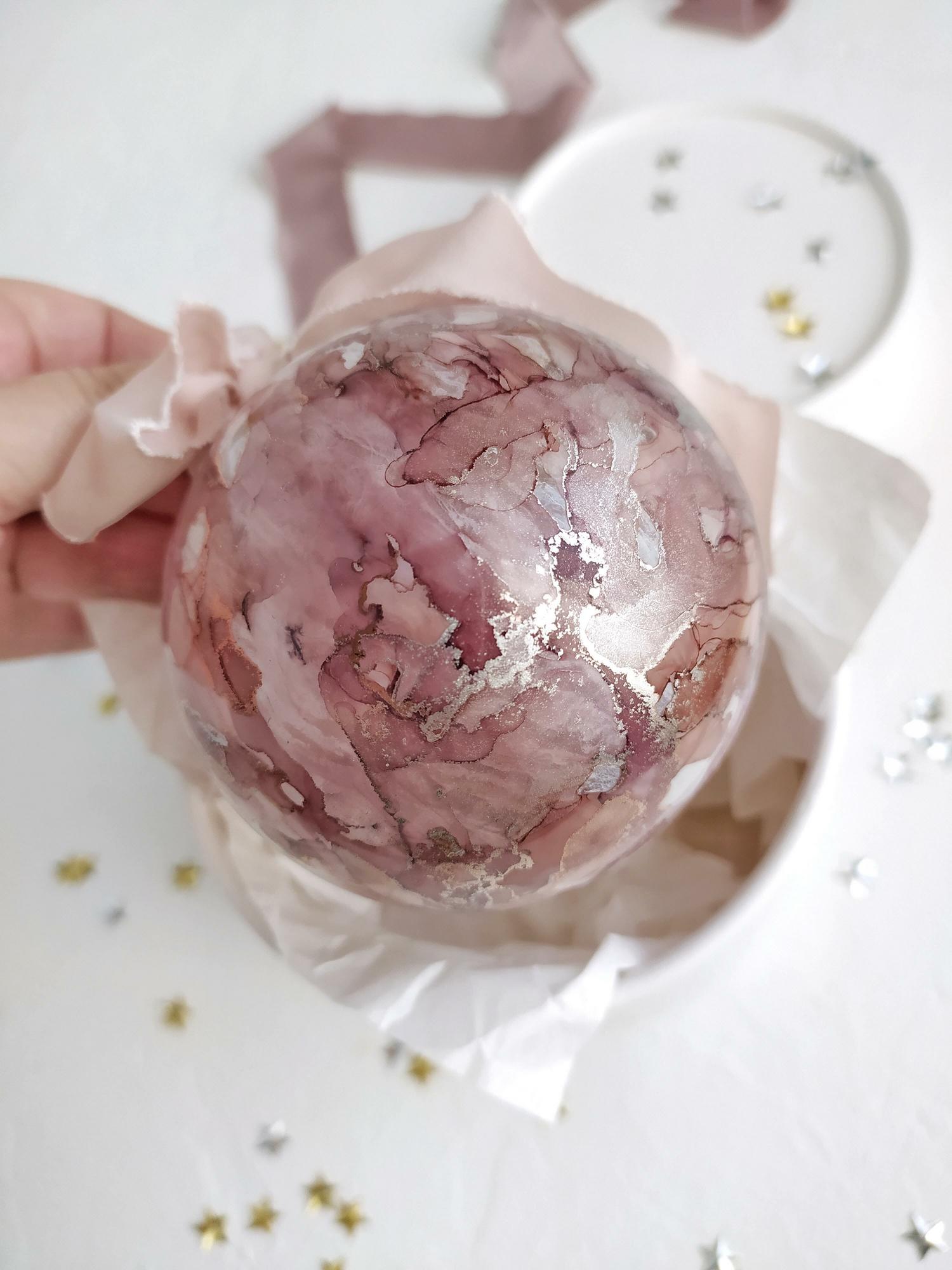 НОВОГОДНЯЯ ИГРУШКА НА ЕЛКУ РУЧНОЙ РАБОТЫ, ШАР "РОЗОВЫЙ КВАРЦ"