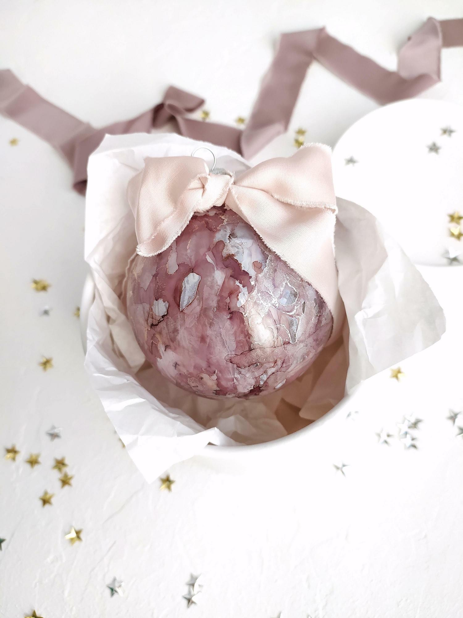 НОВОГОДНЯЯ ИГРУШКА НА ЕЛКУ РУЧНОЙ РАБОТЫ, ШАР "РОЗОВЫЙ КВАРЦ"