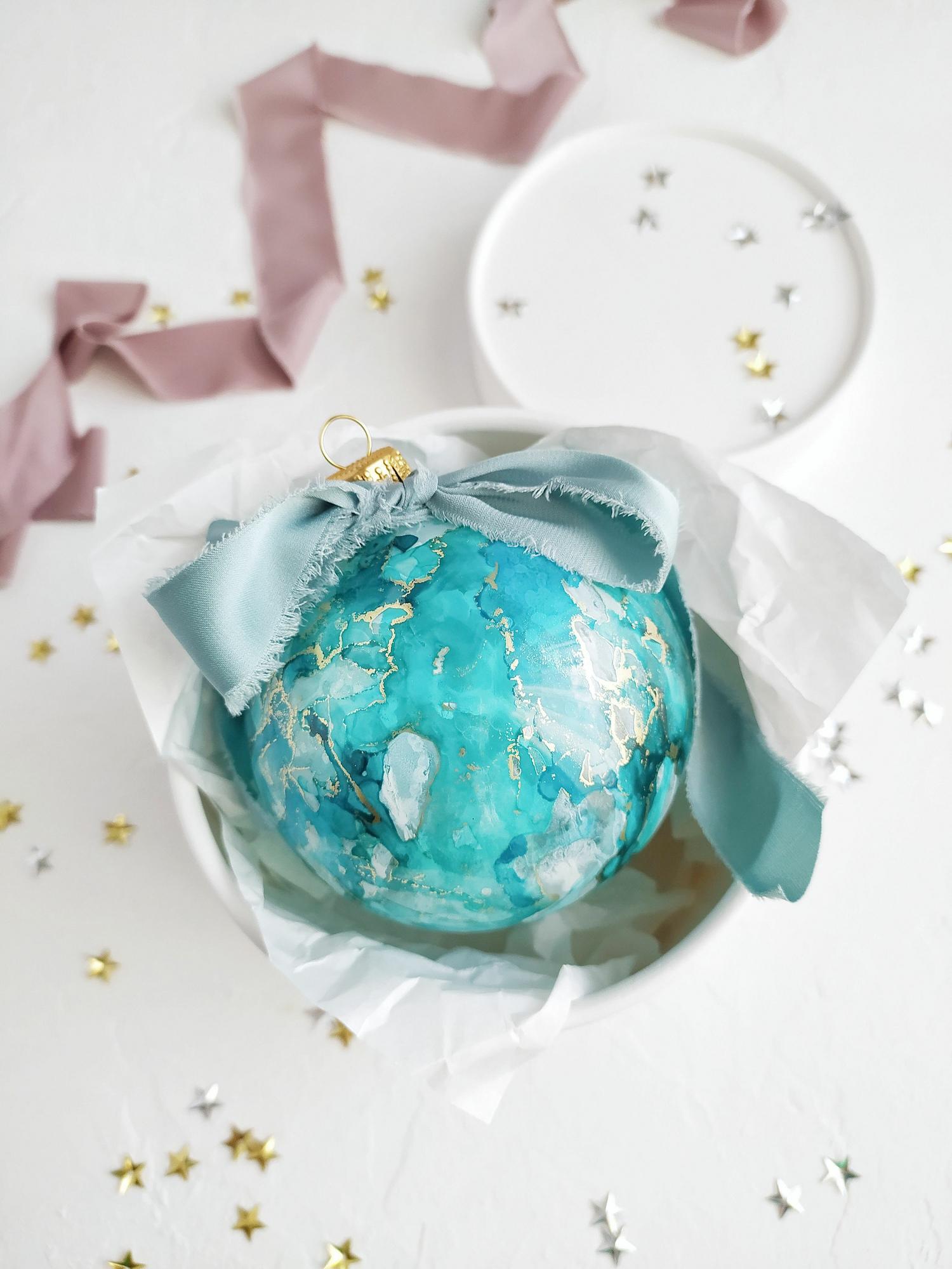 НОВОГОДНЯЯ ИГРУШКА НА ЕЛКУ РУЧНОЙ РАБОТЫ, ШАР "АКВАМАРИН"