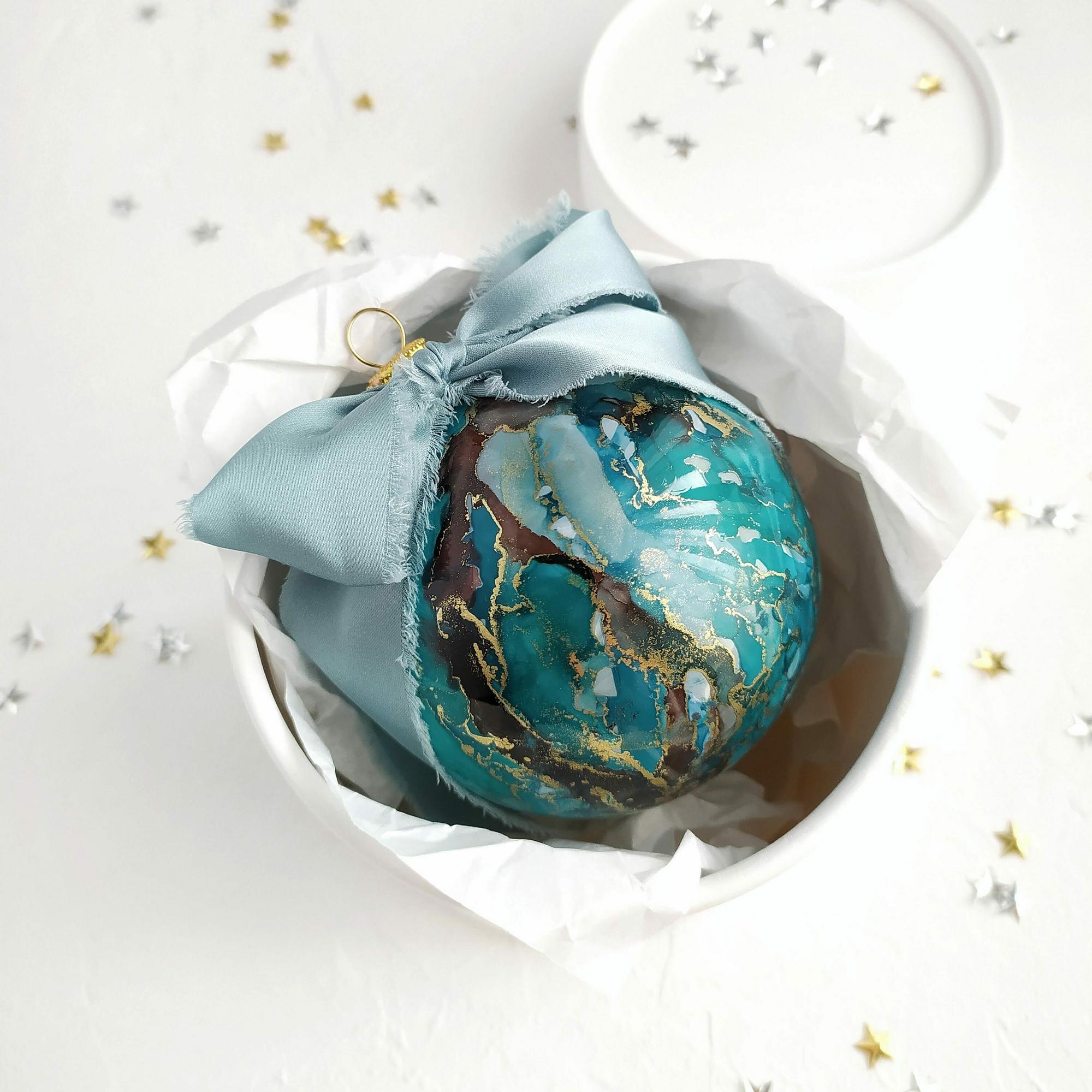 НОВОГОДНЯЯ ИГРУШКА НА ЕЛКУ РУЧНОЙ РАБОТЫ, ШАР "ИЗУМРУД"