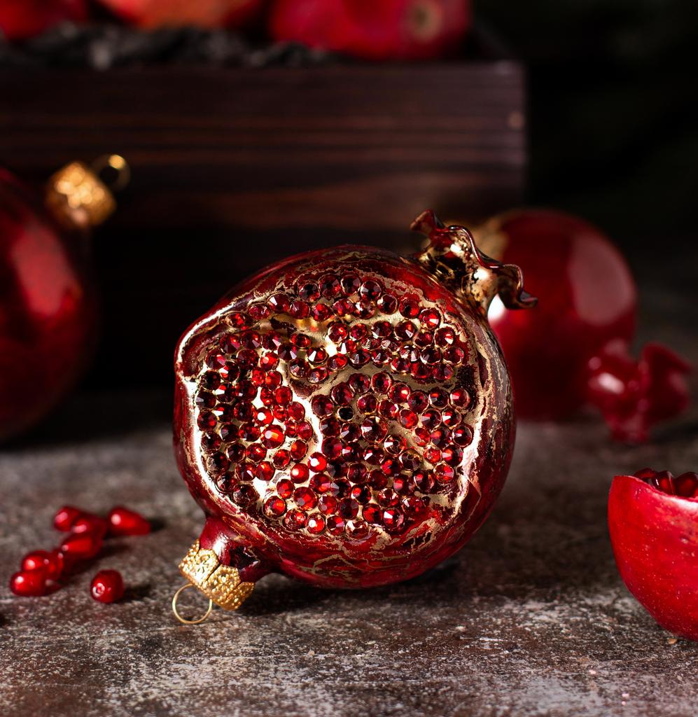 ИГРУШКА НА ЕЛКУ РУЧНОЙ РАБОТЫ, "ГРАНАТ ПОЛОВИНКА"