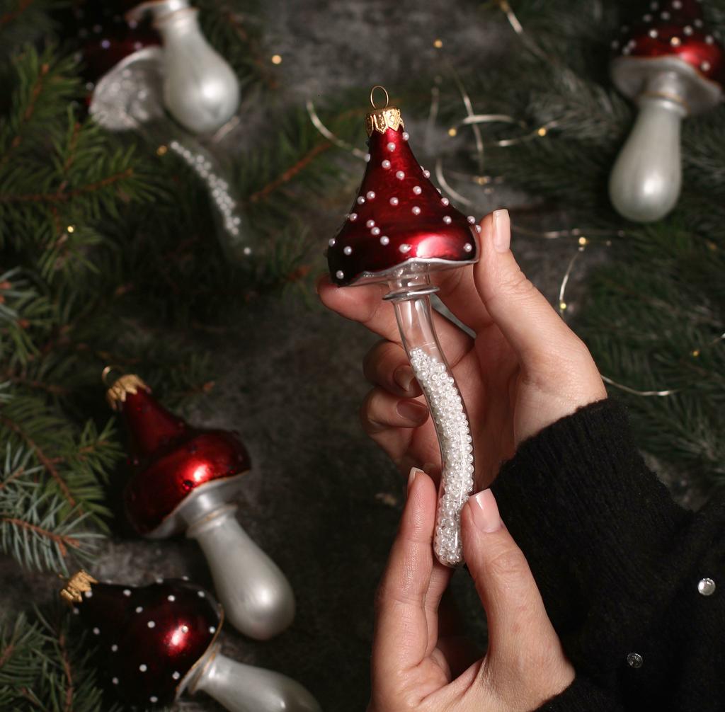 ИГРУШКА НА ЕЛКУ РУЧНОЙ РАБОТЫ, "МУХОМОР НА ДЛИННОЙ НОЖКЕ" ЖЕМЧУЖНЫЙ