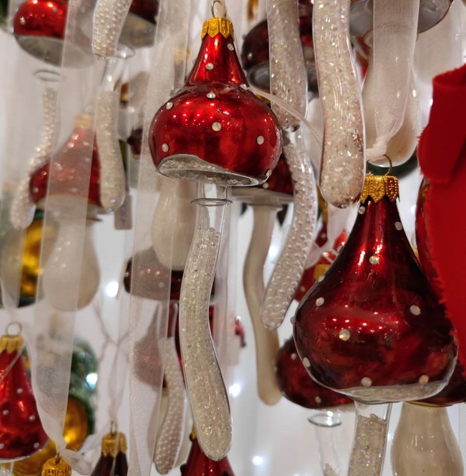 ИГРУШКА НА ЕЛКУ РУЧНОЙ РАБОТЫ, "МУХОМОР НА ДЛИННОЙ НОЖКЕ" С КРИСТАЛЛАМИ