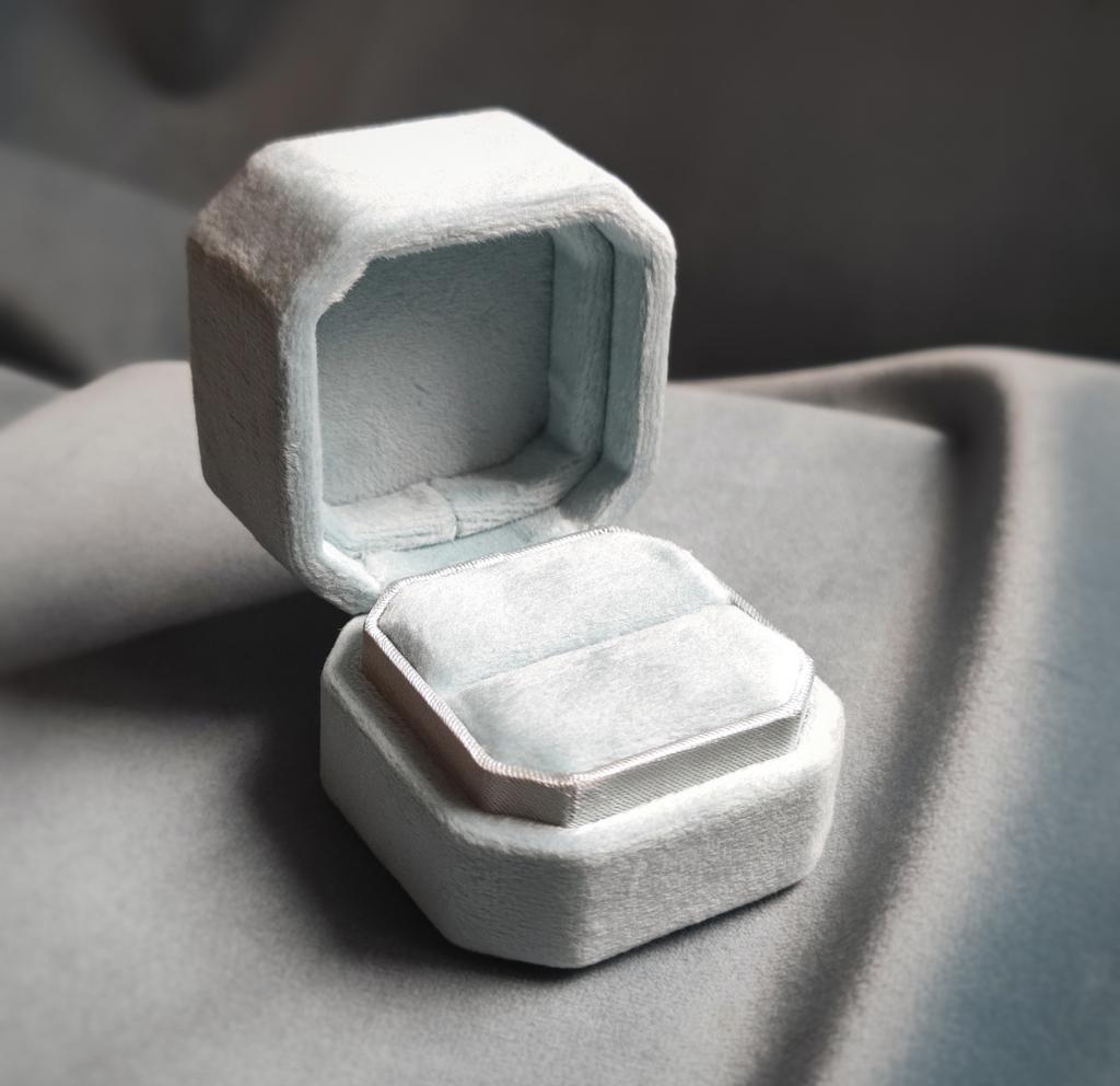 БАРХАТНАЯ КОРОБОЧКА ДЛЯ КОЛЕЦ С ОТКИДНОЙ КРЫШКОЙ "МЯГКИЙ КВАДРАТ" (ЛЮБОЙ ЦВЕТ БАРХАТА)