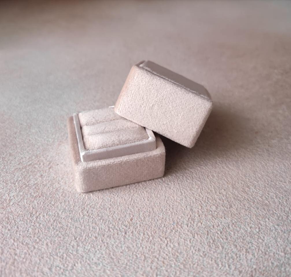 БАРХАТНАЯ КОРОБОЧКА ДЛЯ КОЛЕЦ  КРЕМОВО-ПУДРОВАЯ "КВАДРАТ"