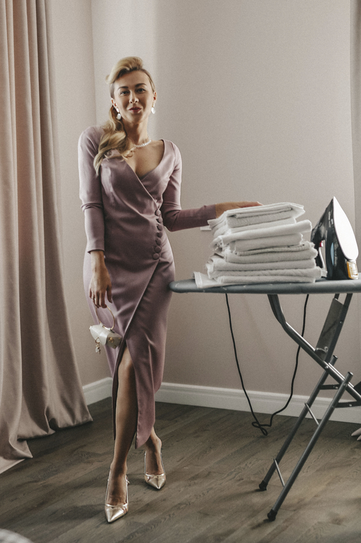 ПЛАТЬЕ С ПУГОВИЦАМИ  И ВЫРЕЗОМ ВЫШЕ КОЛЕНА